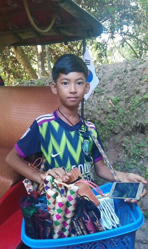 cậu bé bán rong Campuchia nói 10 ngôn ngữ ảnh 3 cau be ban rong Campuchia noi 10 ngon ngu anh 3