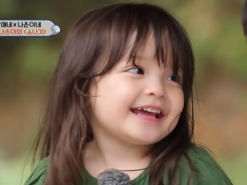 Co be lai Han Quoc - Thuy Si xinh nhu bup be, biet 4 thu tieng hinh anh