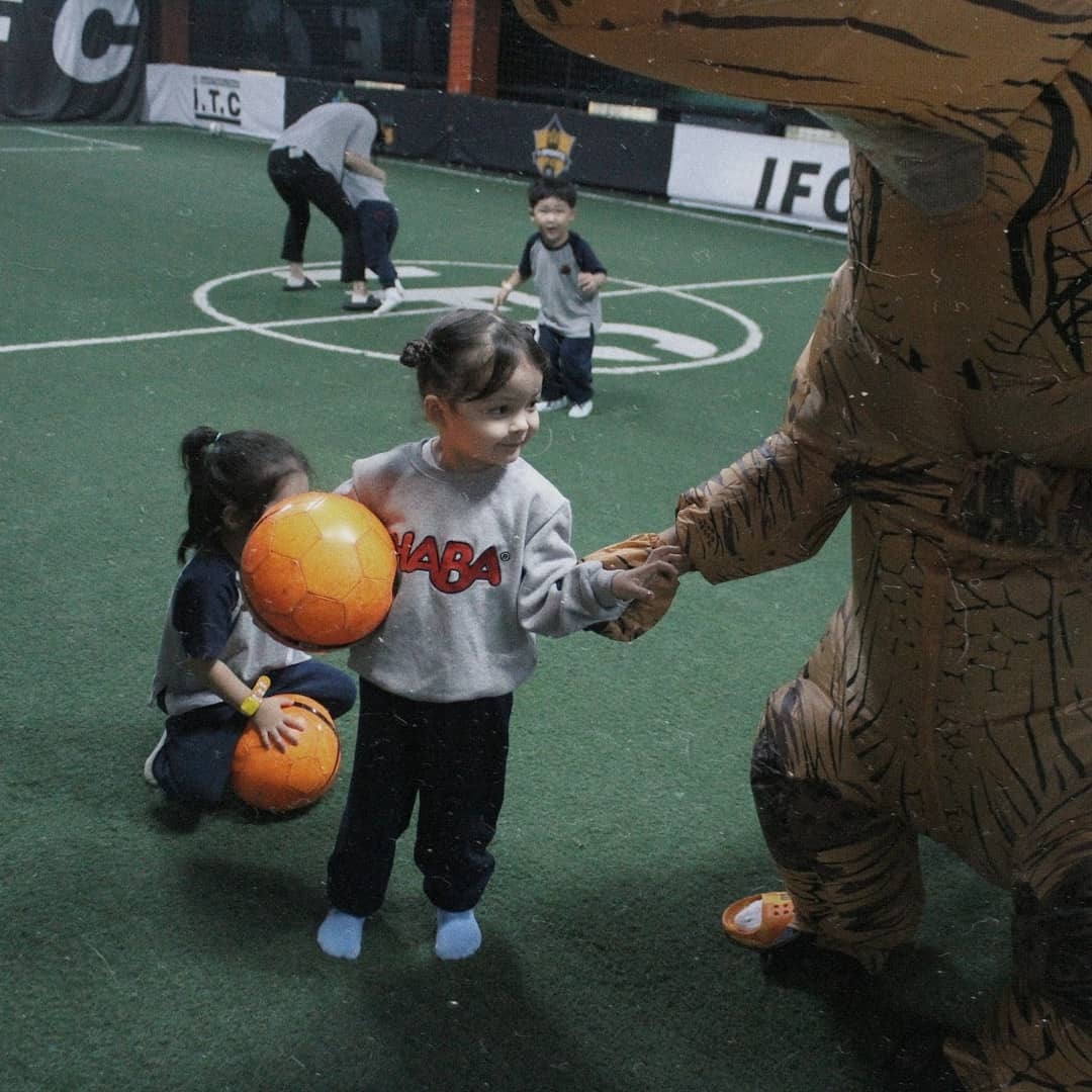 Co be 4 tuoi noi duoc 4 thu tieng anh 6