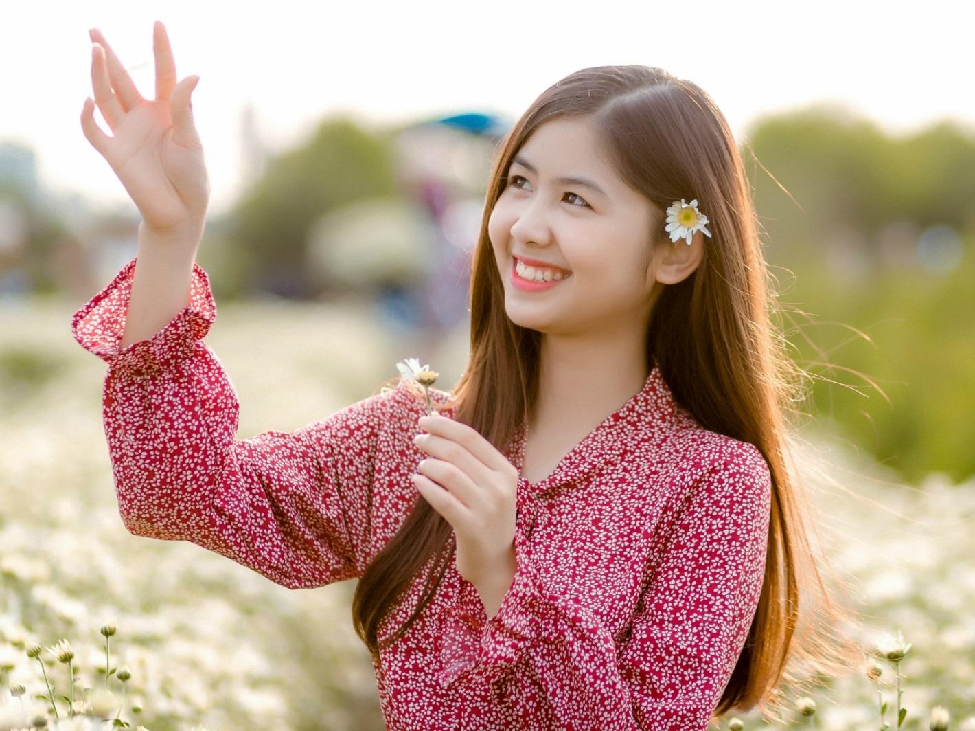 'Hot girl chan khoeo, mat lac' khoe ve dep trong treo ben cuc hoa mi hinh anh