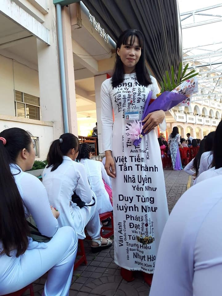 co giao mac ao dai in ten hoc sinh anh 1