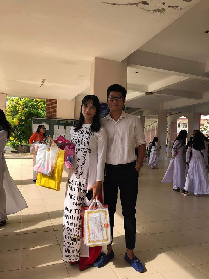 co giao mac ao dai in ten hoc sinh anh 4