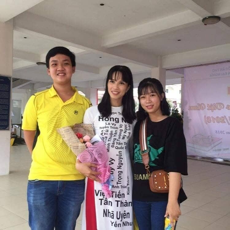 co giao mac ao dai in ten hoc sinh anh 5