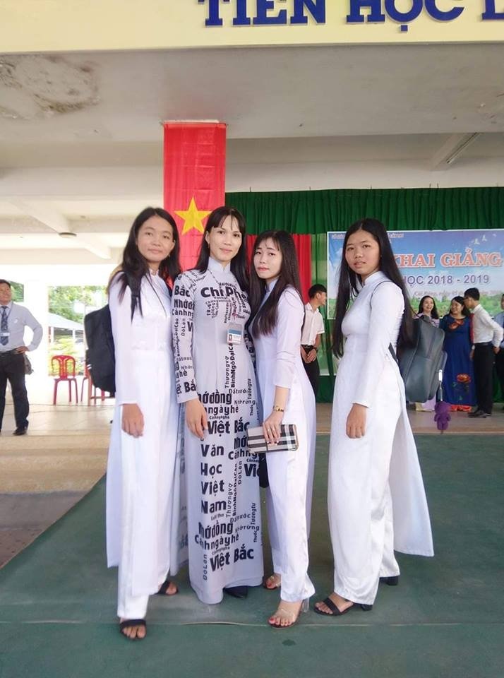 co giao mac ao dai in ten hoc sinh anh 3