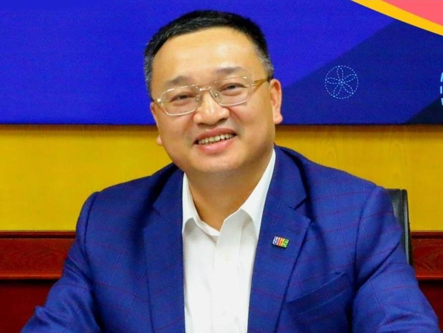 Hieu truong dang dan xin loi sinh vien vi sap mang dang ky mon hoc hinh anh