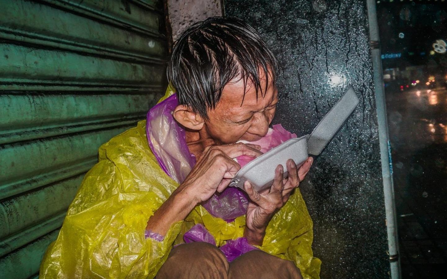 Ngu va vat o san bay, nhay xuong song cuu nguoi trong bao so 9 hinh anh