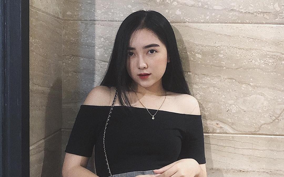 Co gai mac ao doi, nam tay Ha Duc Chinh tren pho gay chu y tuan qua hinh anh