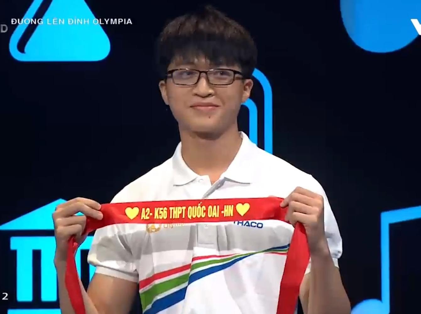 'Hot boy Olympia' khong dung dien thoai, ngai khi noi tieng tren mang hinh anh