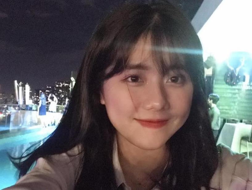 Tu co gai mac ao dai xinh xan 'gay bao' mang den a khoi DH Hutech hinh anh