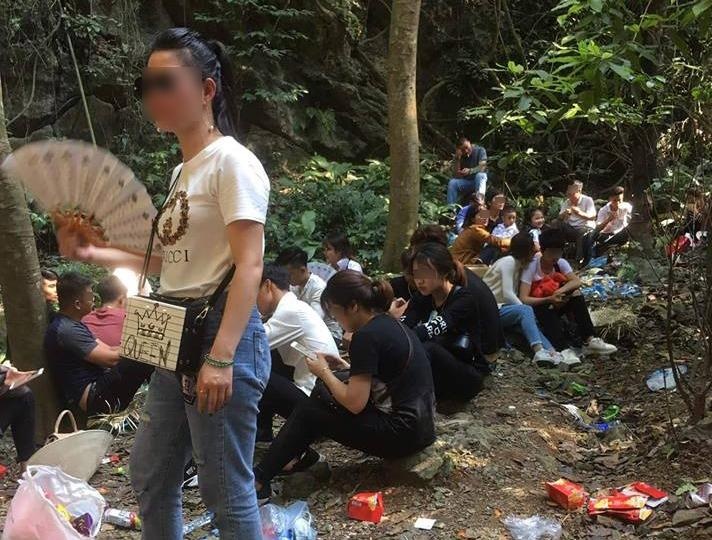 Chua Huong Tich day rac: Vo y thuc nhu the thi di cau xin cai gi? hinh anh