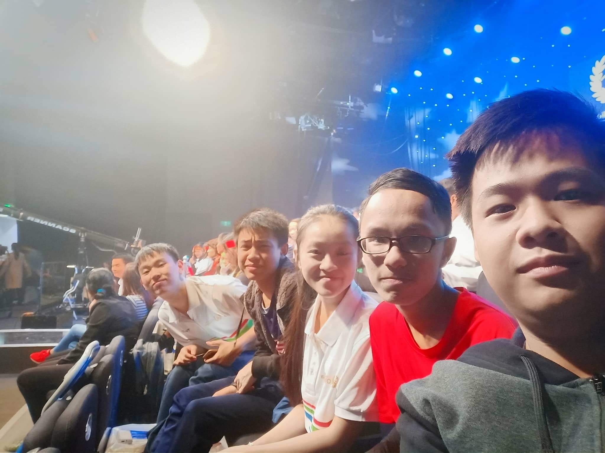 nam sinh Đường lên đỉnh Olympia múa quạt ảnh 3 nam sinh Duong len dinh Olympia mua quat anh 3