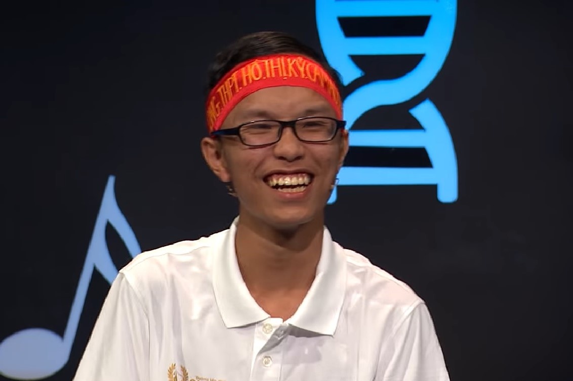 nam sinh Đường lên đỉnh Olympia múa quạt ảnh 2 nam sinh Duong len dinh Olympia mua quat anh 2