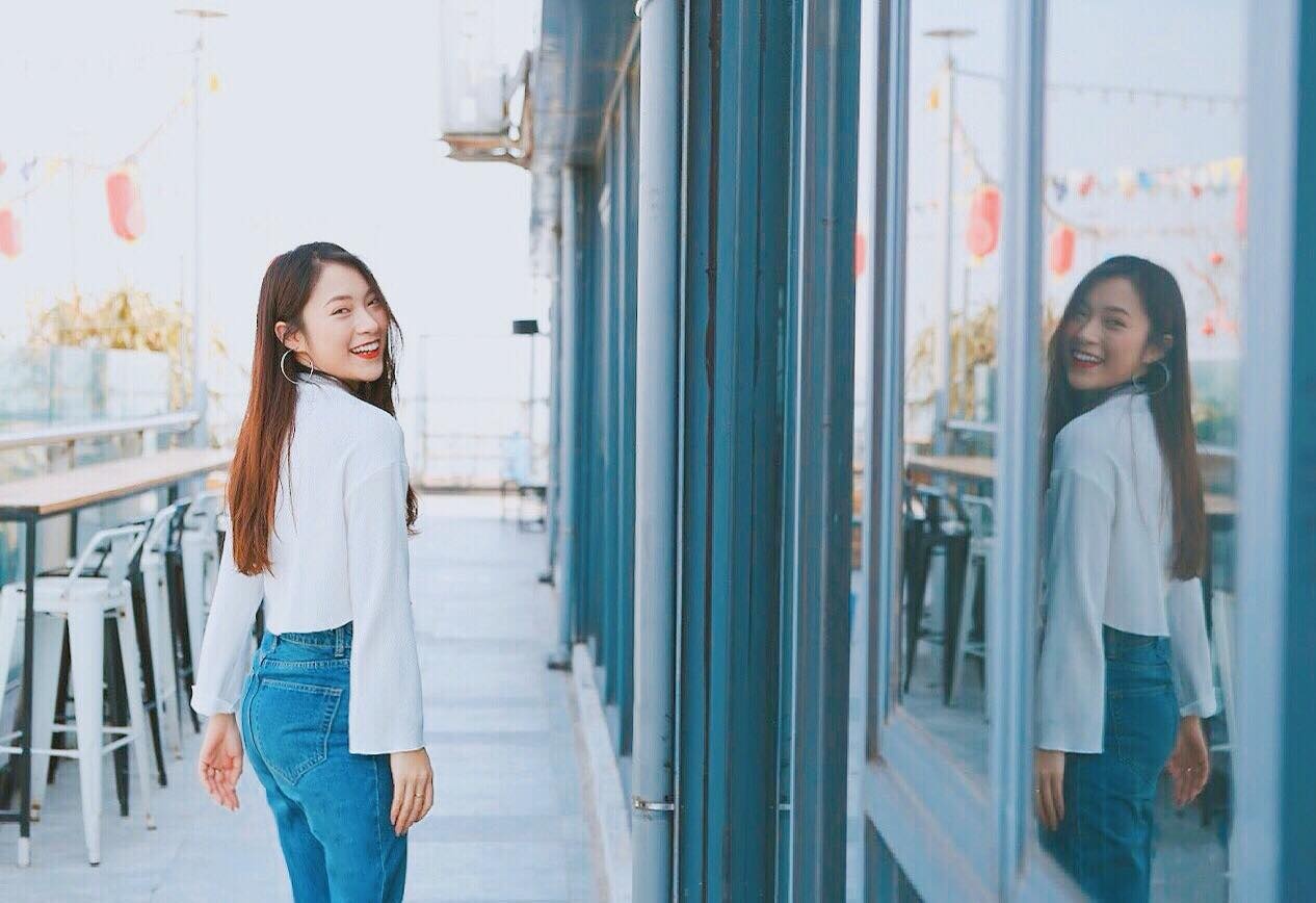 Khanh Vy dien lai clip noi 7 thu tieng anh 1