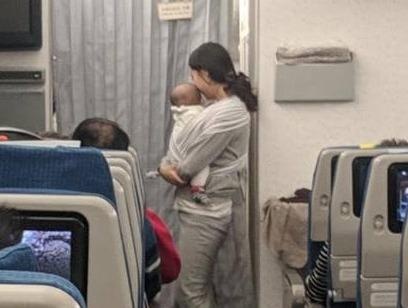 Lo con quay khoc tren may bay, me tre co hanh dong dep 'gay bao' mang hinh anh