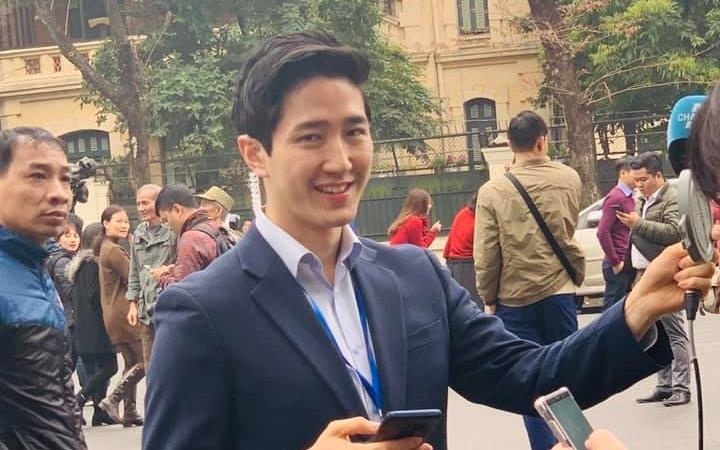 Phong vien Han Quoc dep trai dua tin truoc khach san Melia hinh anh