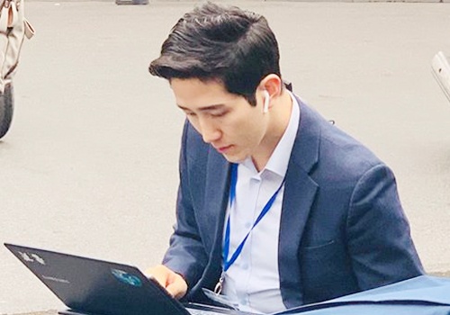 Phong vien Han Quoc dua tin tu Ha Noi duoc dan mang khen dep trai hinh anh
