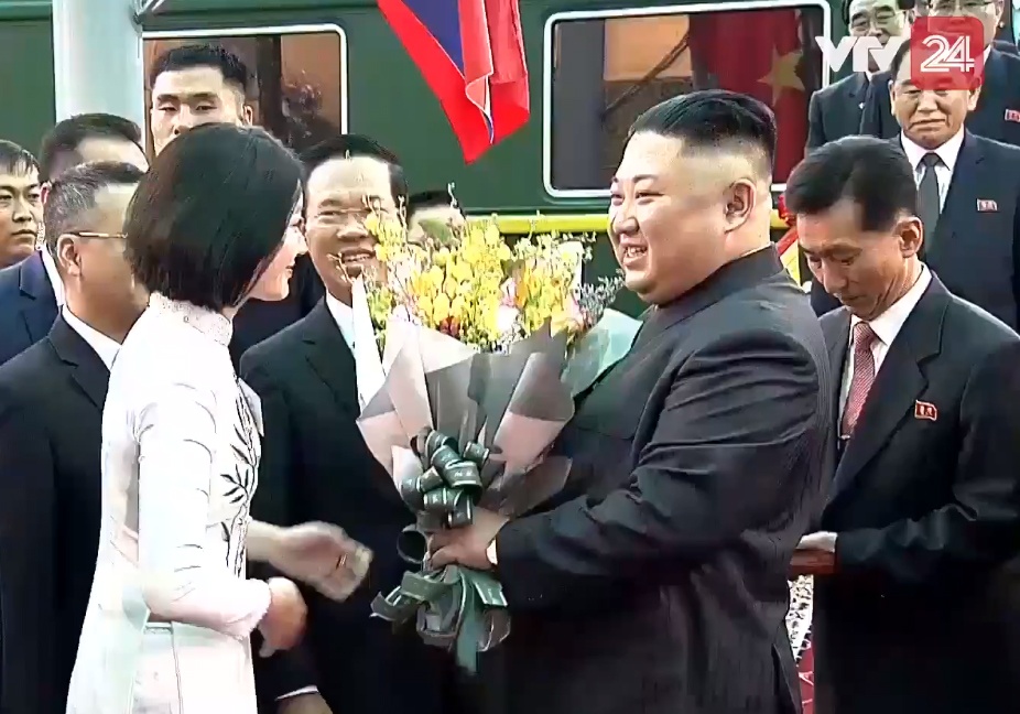 Dan mang hao hung chao don Chu tich Trieu Tien Kim Jong Un hinh anh