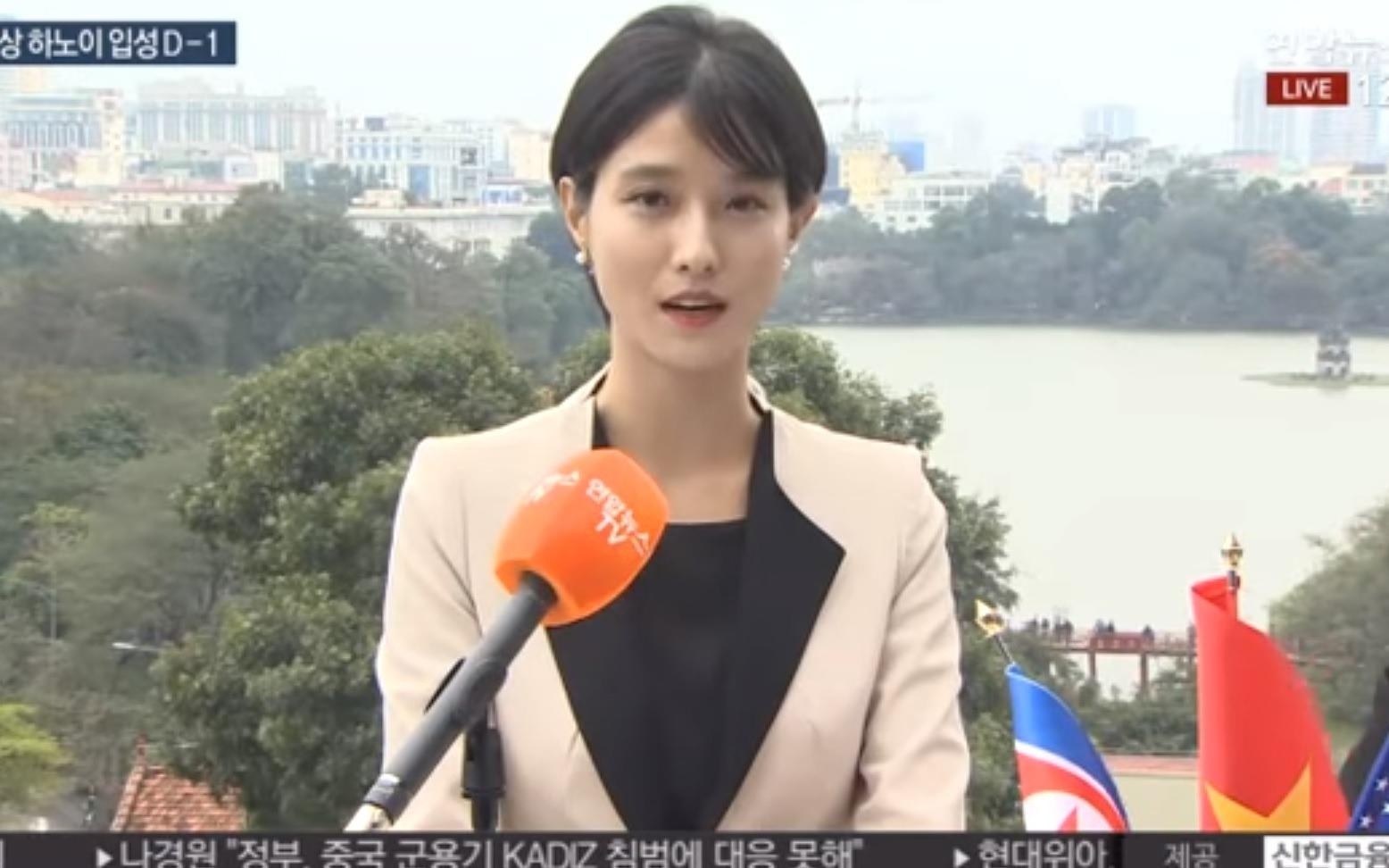 Phong vien dai Yonhap dua tin voi boi canh thu do Ha Noi phia sau hinh anh