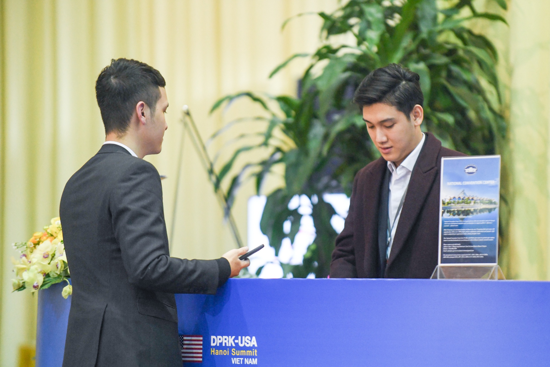 Nam nhan vien dep trai o Trung tam bao chi quoc te anh 3