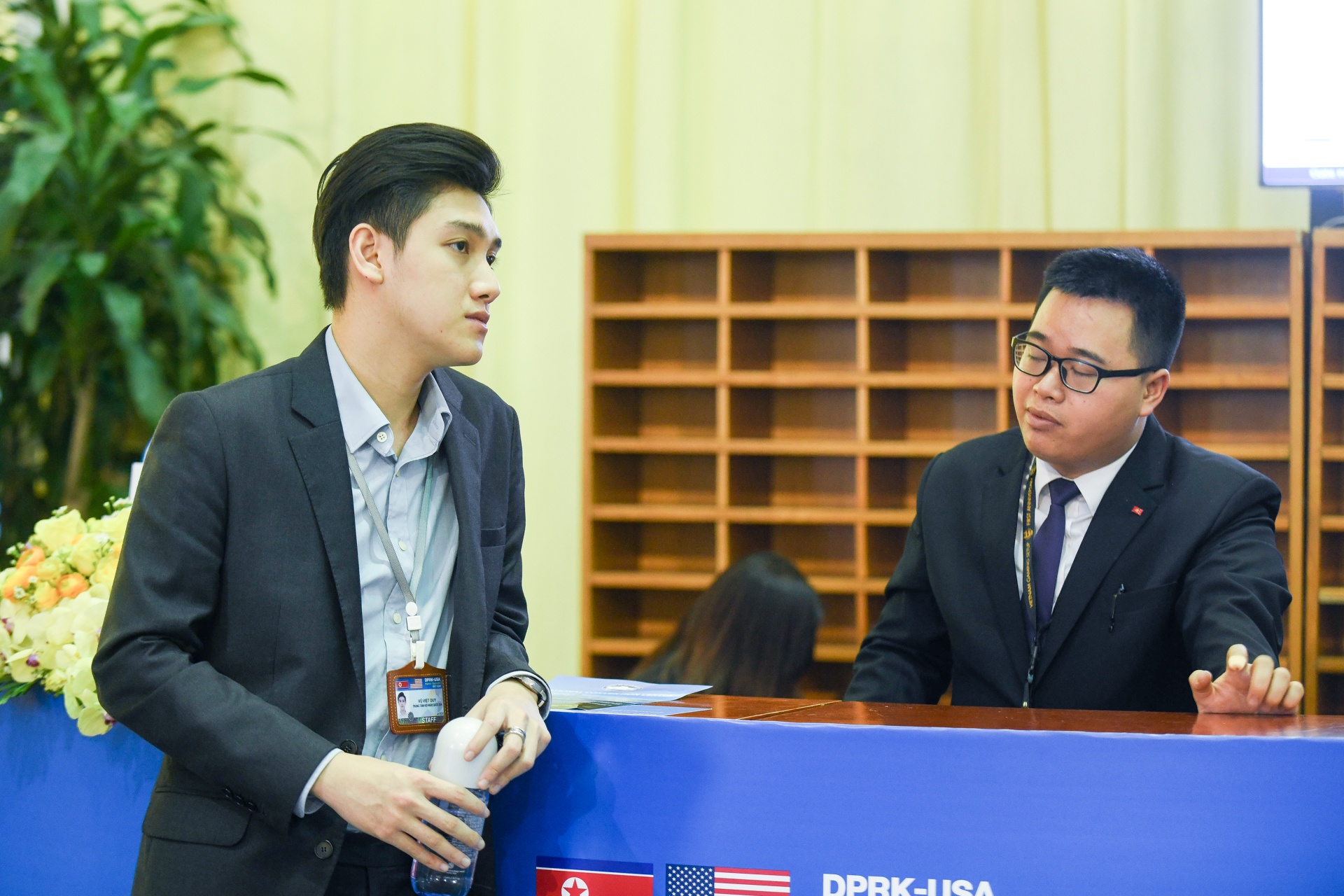 Nam nhan vien dep trai o Trung tam bao chi quoc te anh 1