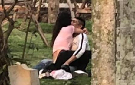 Doi trai gai than nhien than mat o khu di tich lich su giua ban ngay? hinh anh