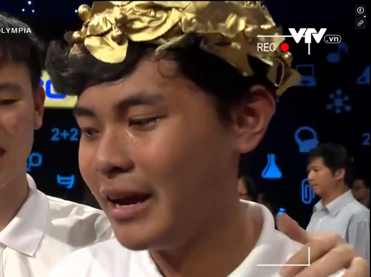 Thi sinh bat khoc vi dung chan o cuoc thi quy 'Duong len dinh Olympia' hinh anh