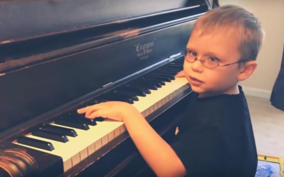 Nghi luc cua cau be khiem thi hoc choi piano bang doi tai hinh anh