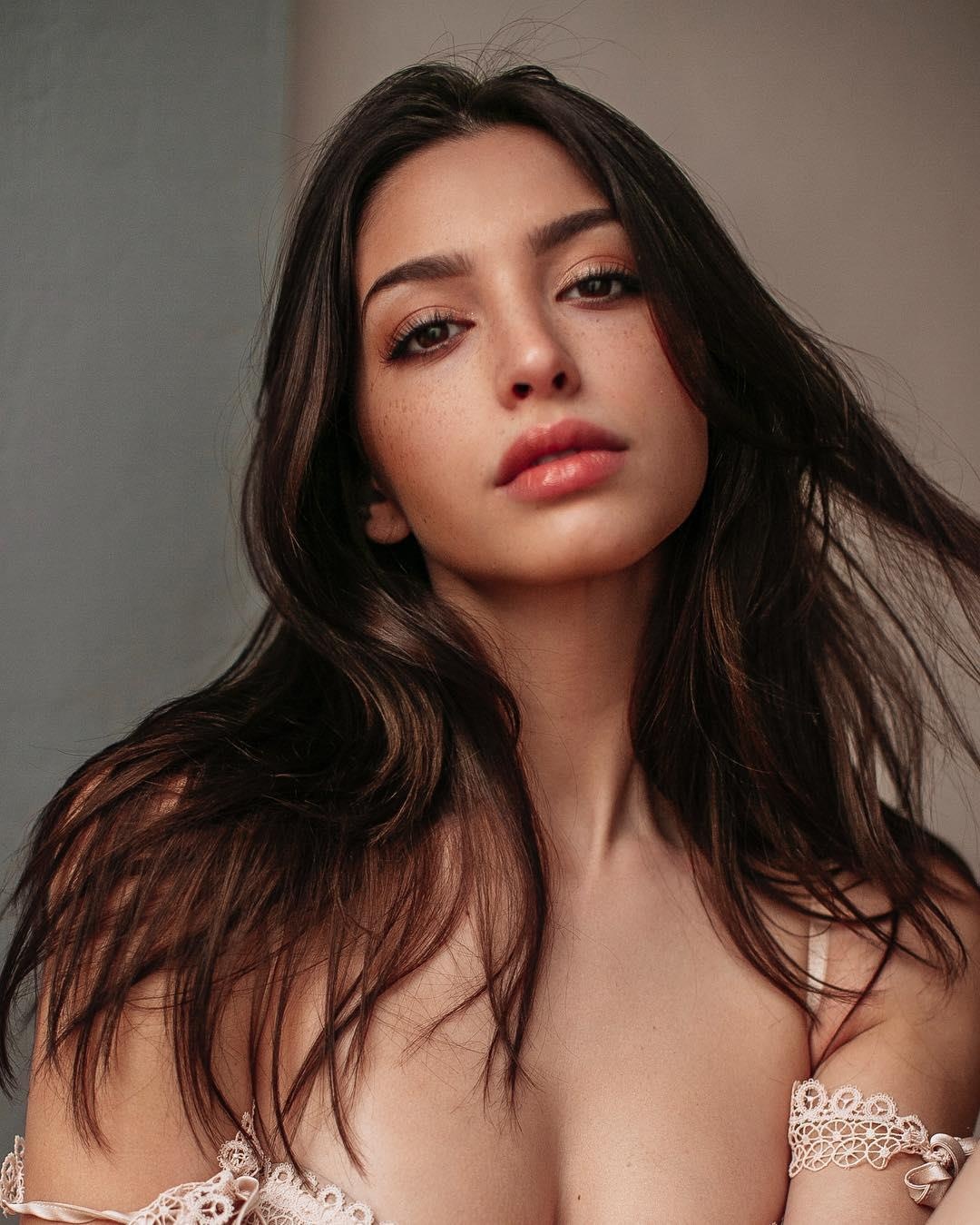 Co gai hot nhat mang xa hoi Celine Farach anh 9
