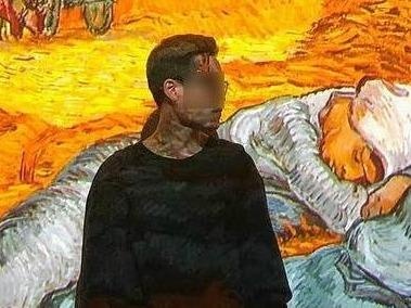 Nhung ban tre di xem trien lam, dung che ca tranh chi de check-in hinh anh