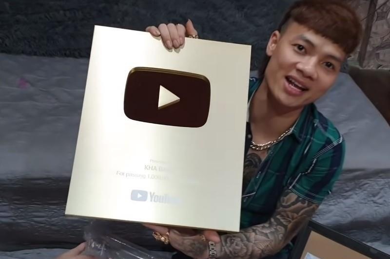 Ung xu sao khi thay nguoi tre me xem YouTube cua 'giang ho mang'? hinh anh