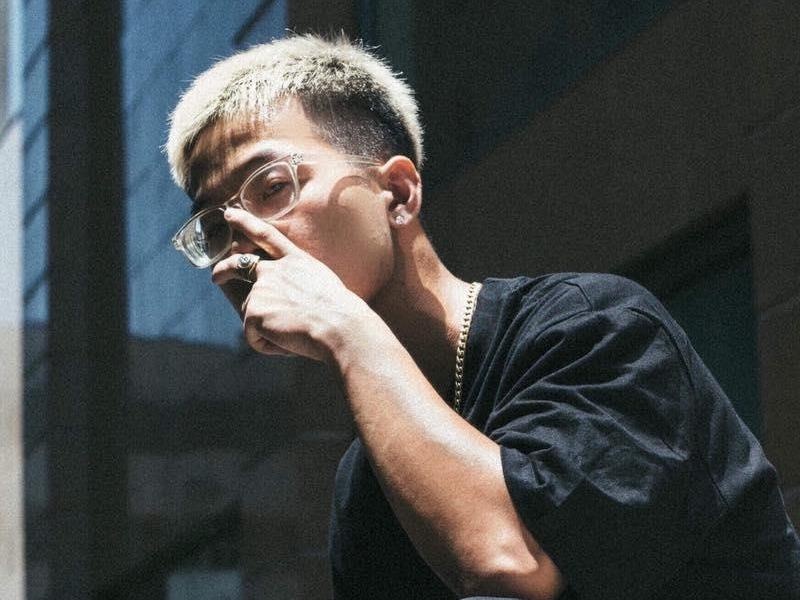 Vua qua 'phot' dot sach vo, RichChoi lai bi to xuc pham fan Kpop hinh anh
