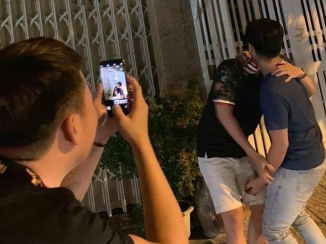 Dan mang ru nhau check-in truoc cong nha ga dan ong sam so be gai hinh anh