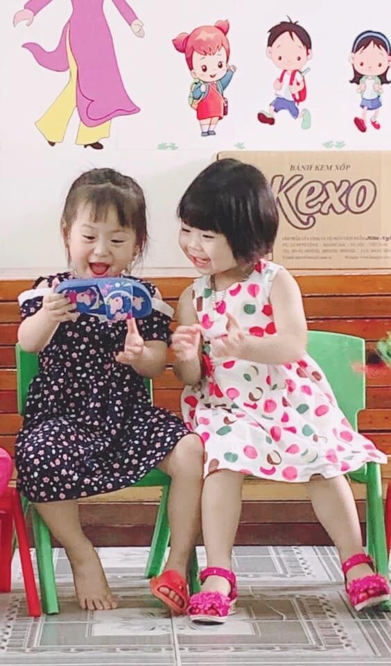 hai cô bé selfie bằng dép ảnh 2 hai co be selfie bang dep anh 2