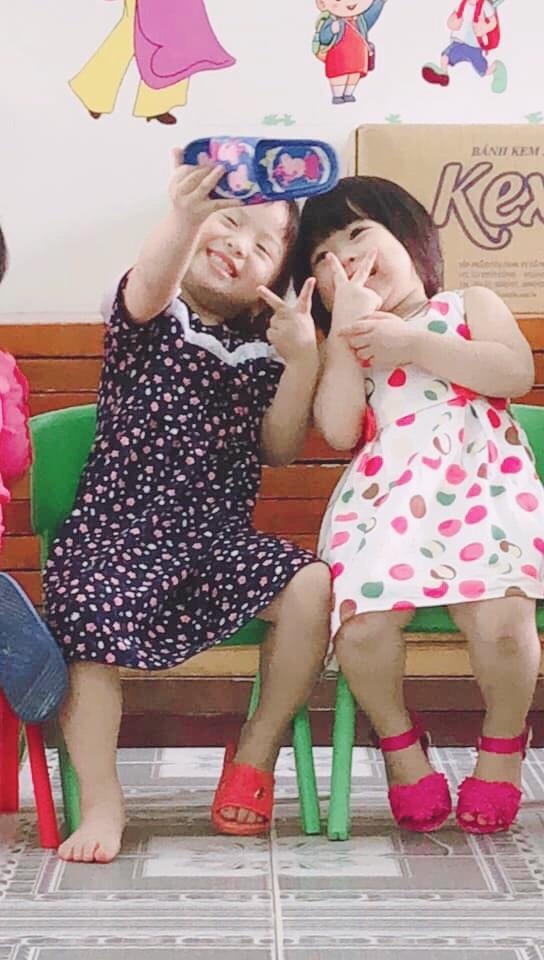 hai cô bé selfie bằng dép ảnh 1 hai co be selfie bang dep anh 1
