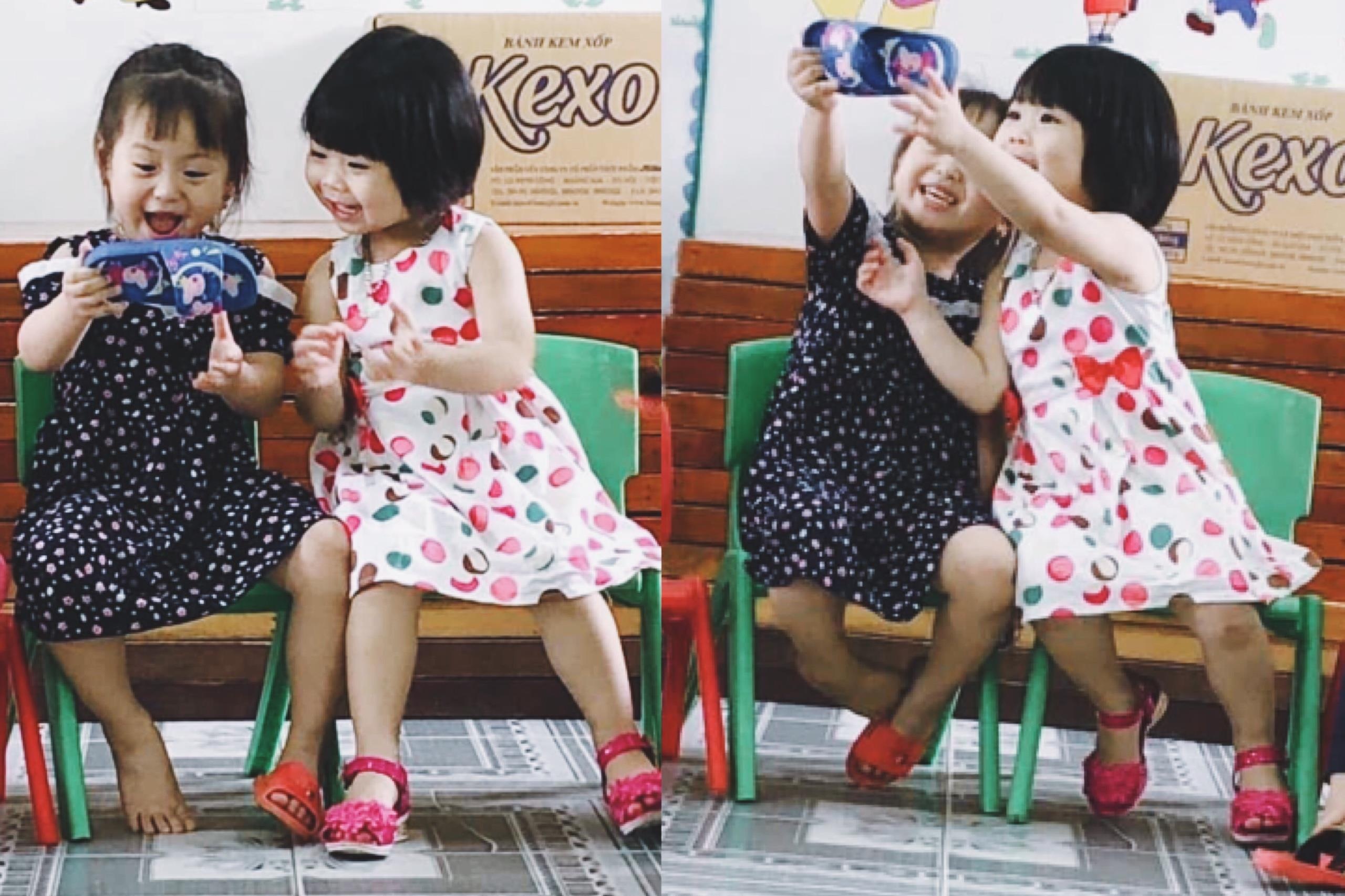 Hai be gai hao hung, 'dien sau' khi selfie bang smartphone dep nhua hinh anh