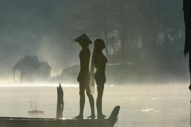 Doi nam nu chup nude o ho Tuyen Lam noi gi khi bi 'nem da' tren mang hinh anh