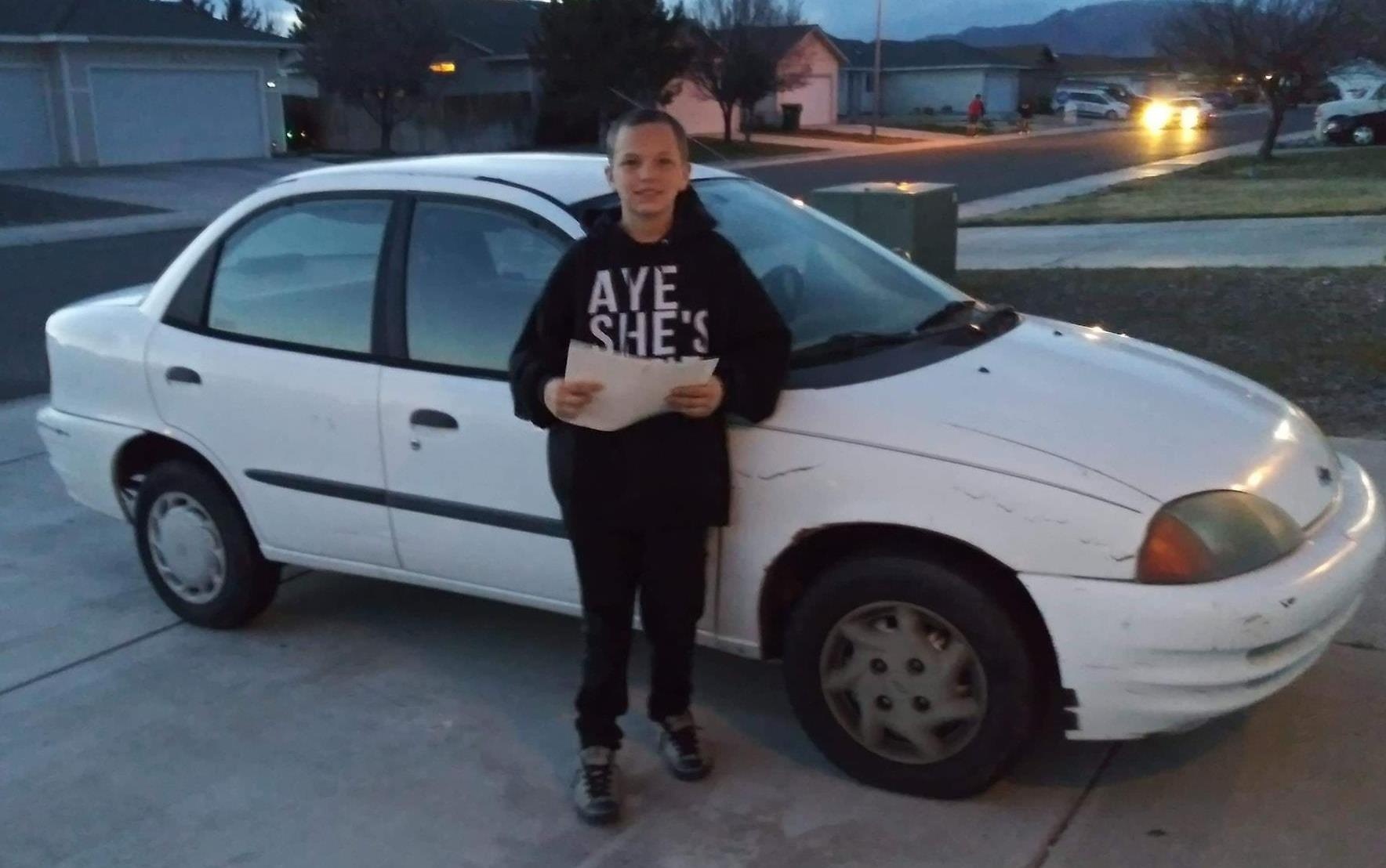 Cau be 13 tuoi ban may choi game mua oto tang me hinh anh