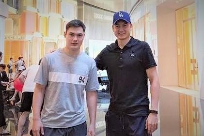 Lam Tay khoe anh em trai o Thai Lan, fan nu lai khen 'dep hon anh roi' hinh anh