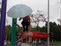 Chang trai 6 mui co suc manh co bap dang kinh ngac hinh anh