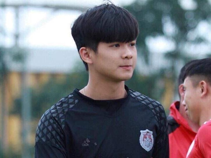 Them cau thu sinh nam 2000 chung minh cu thu mon la phai dep trai hinh anh