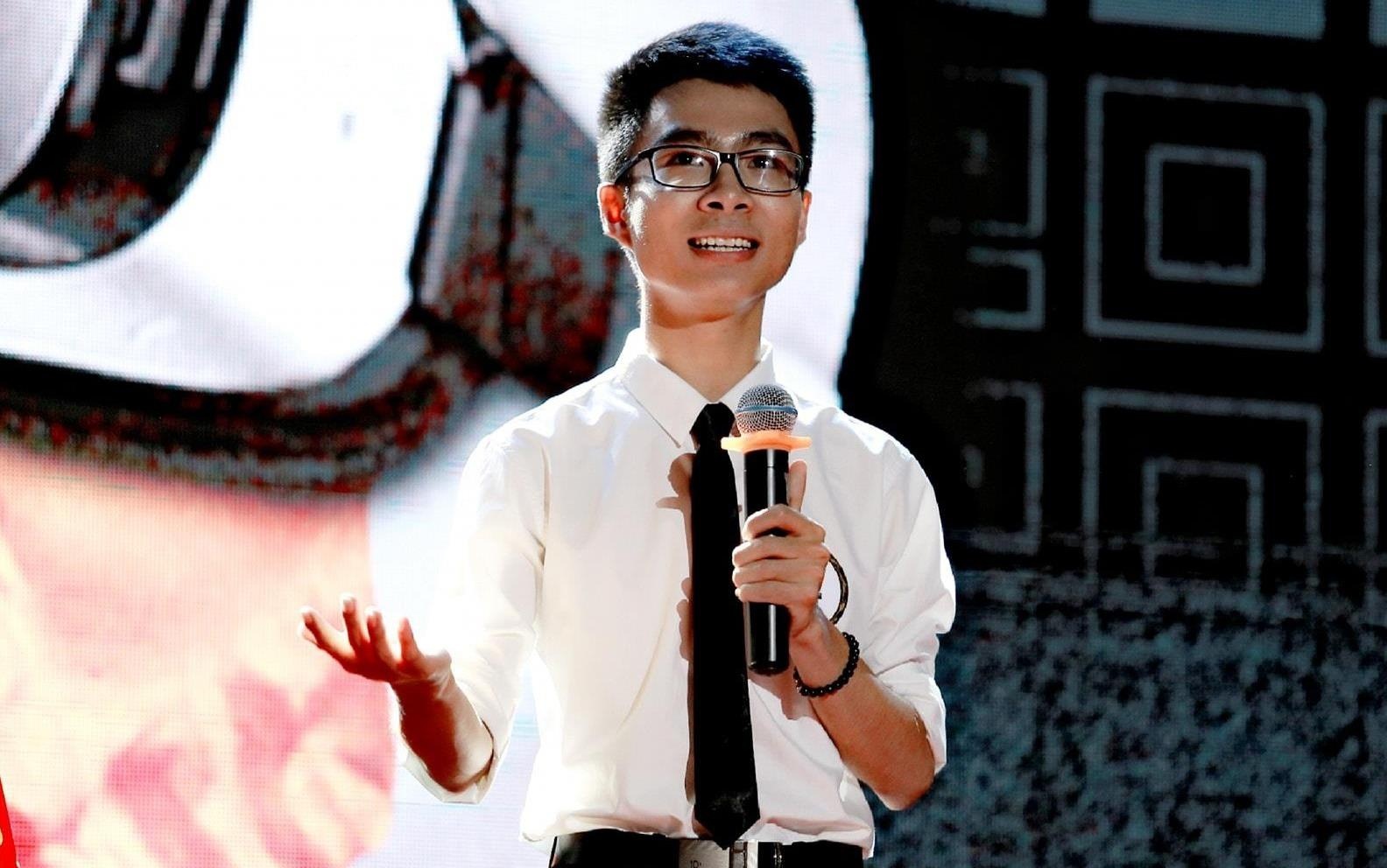 Nam sinh DH Luat tu tin dien thuyet truoc hang tram nguoi hinh anh