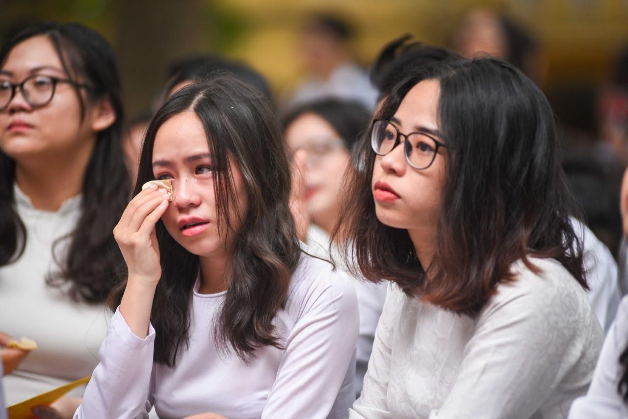 Nu cuoi va nuoc mat ngay chia tay tuoi hoc tro hinh anh