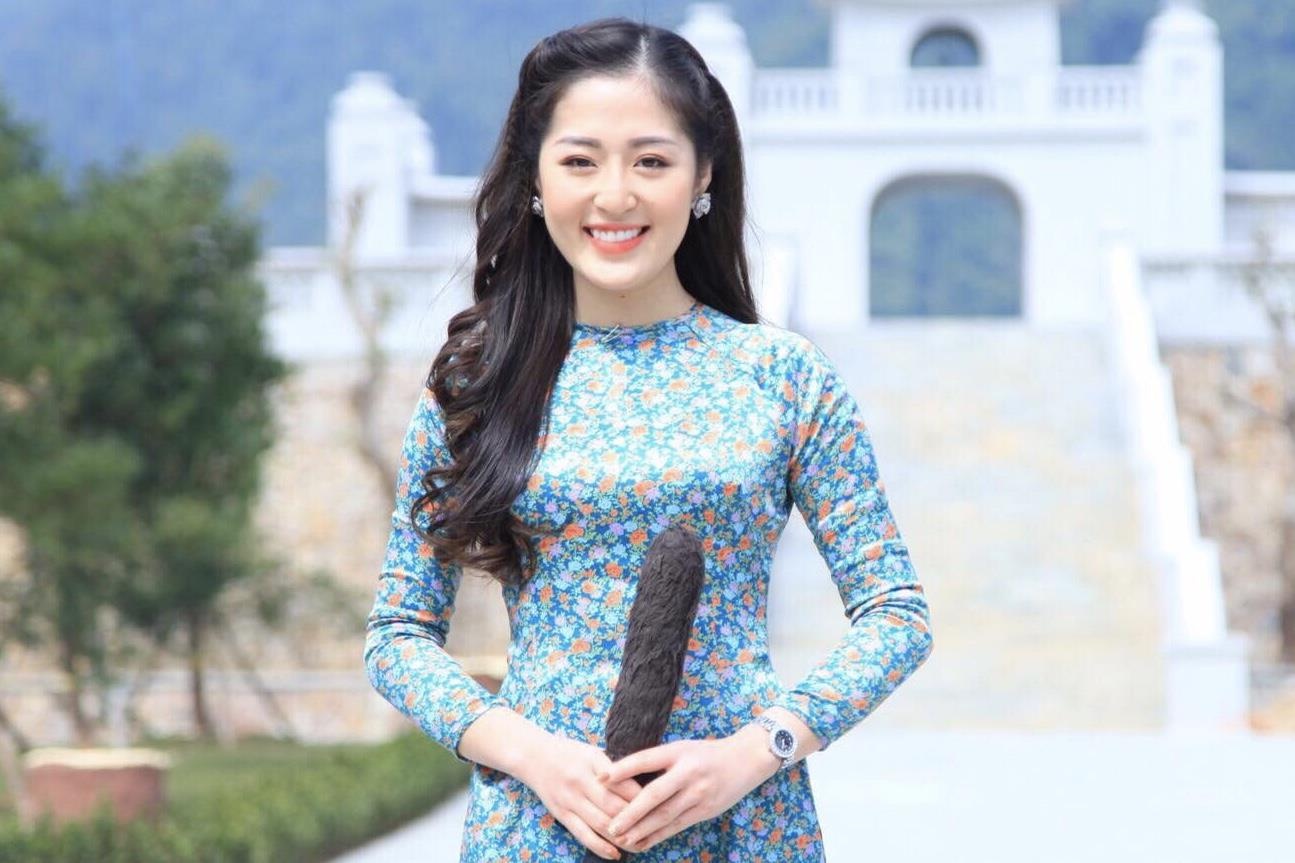 Nu MC truyen hinh o Quang Ninh duoc menh danh 'hot girl thoi tiet' hinh anh
