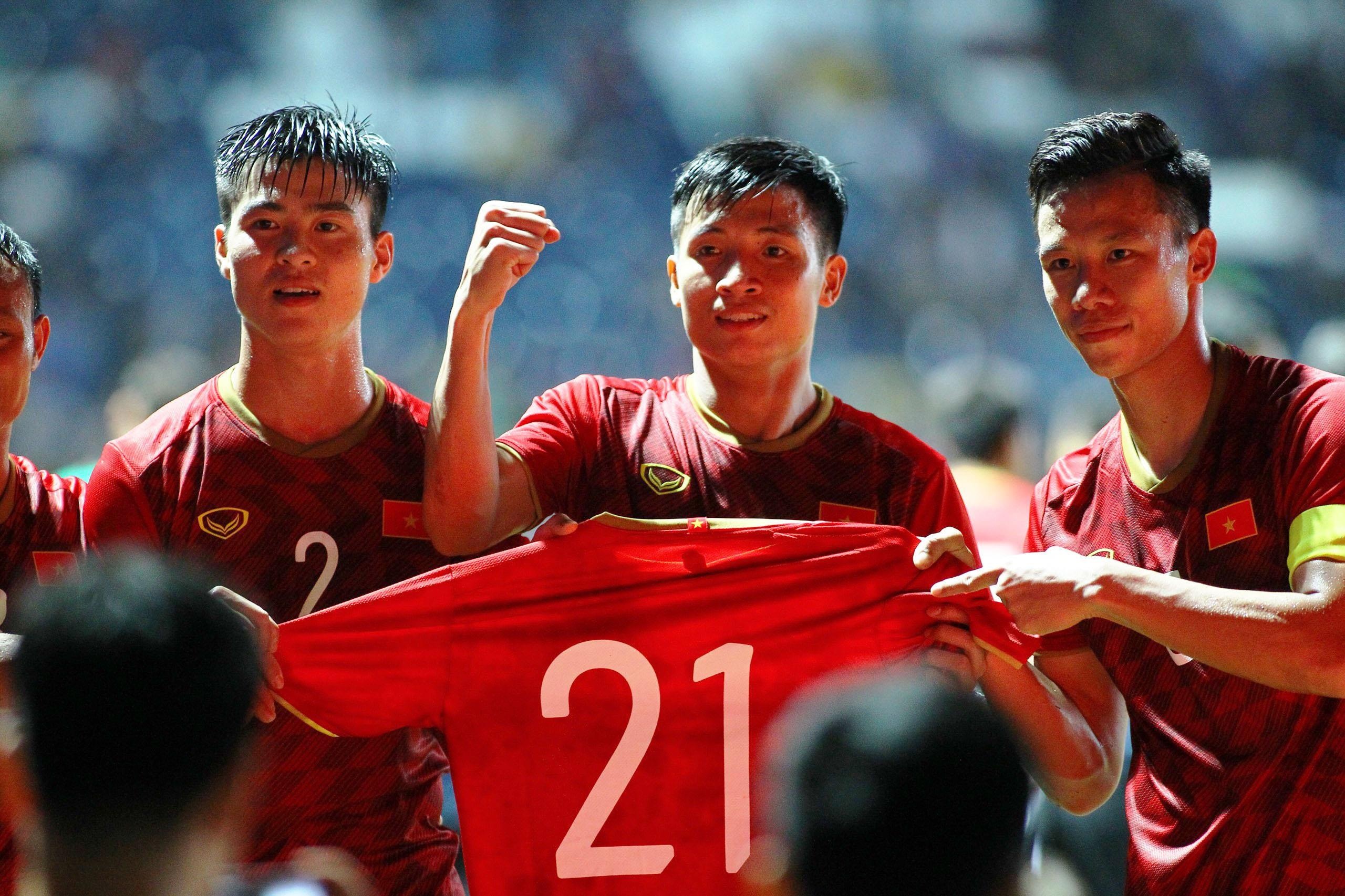 Dinh Trong sang Singapore dieu tri chan thuong anh 3