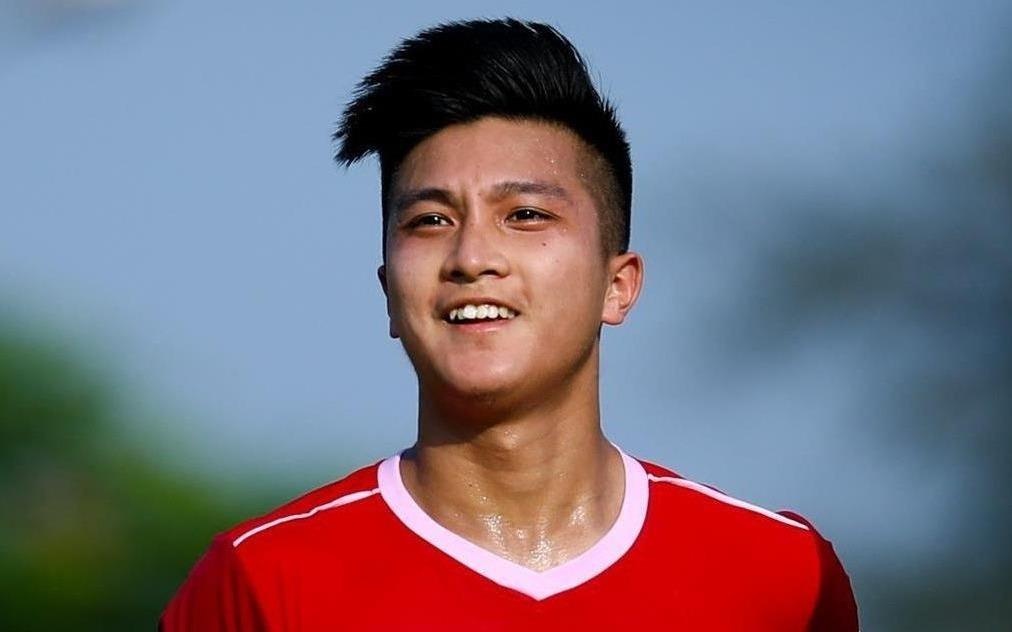 Fan nu khen dan cau thu Viet kieu toan 'soai ca' hinh anh