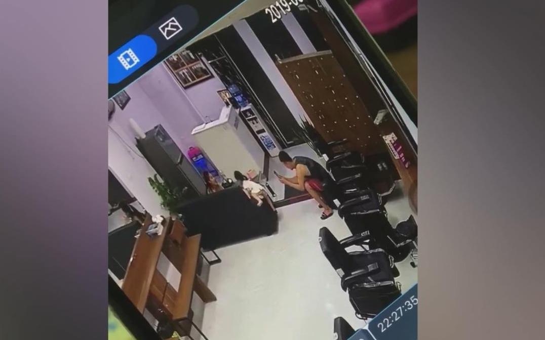 Nam thanh nien bi to chup len vung kin be gai 2 tuoi hinh anh