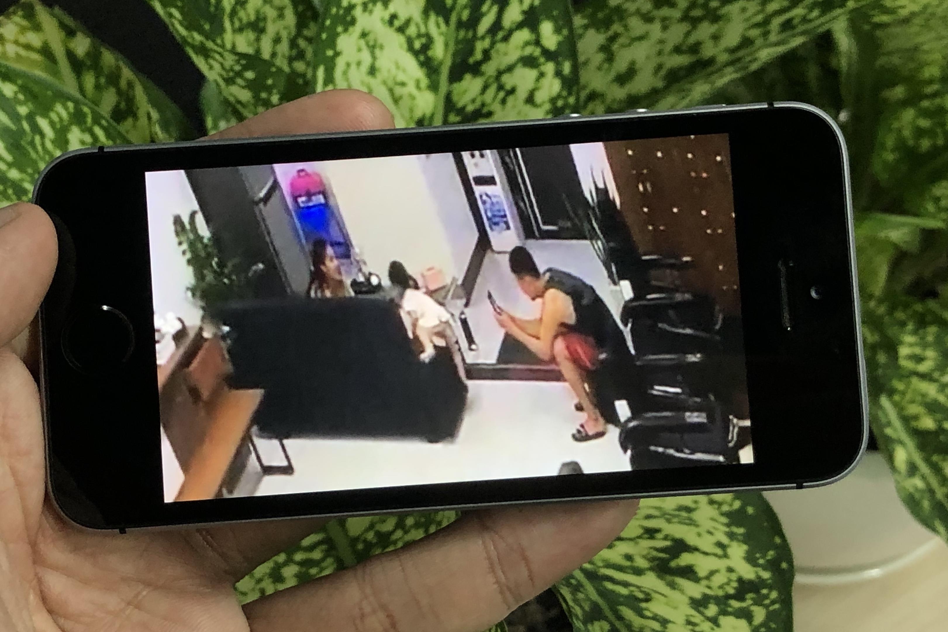 Vu to chup len vung kin be 2 tuoi: Dung nham giua cung nung va au dam hinh anh