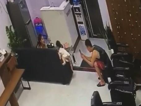 cô gái tố đồng nghiệp chụp lén vùng kín con ảnh 1 co gai to dong nghiep chup len vung kin con anh 1