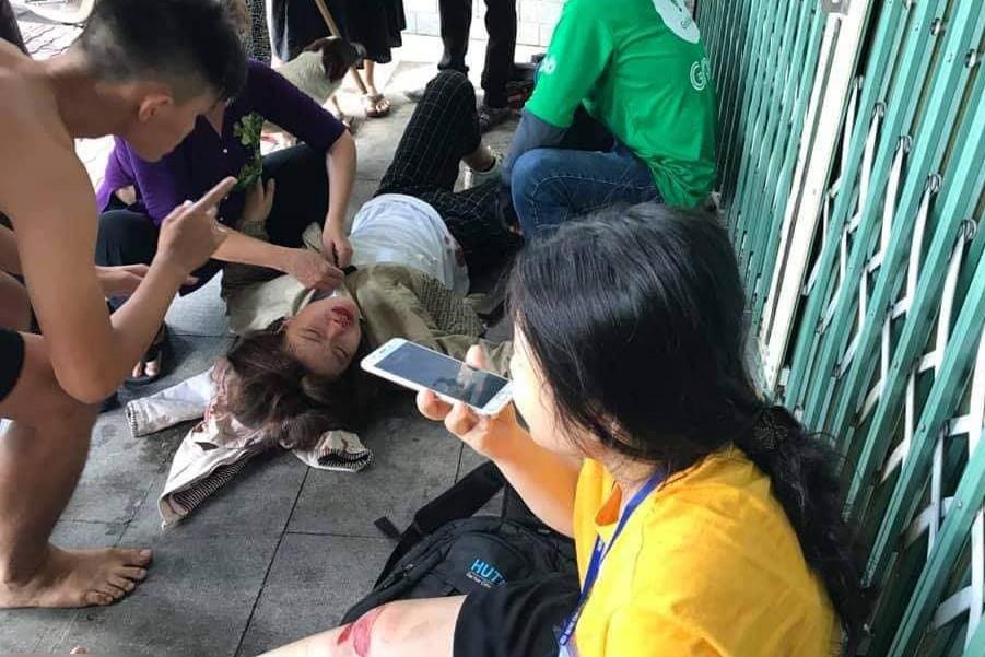 hai cô gái bị trêu ghẹo giữa phố ảnh 1 hai co gai bi treu gheo giua pho anh 1