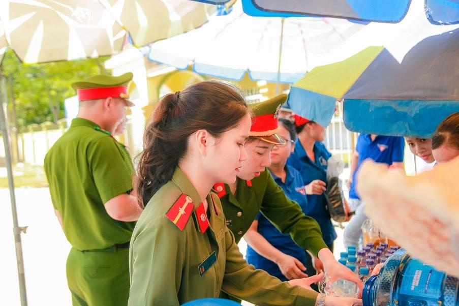 nữ chiến sĩ sinh đẹp tại điểm thi ảnh 1 nu chien si sinh dep tai diem thi anh 1